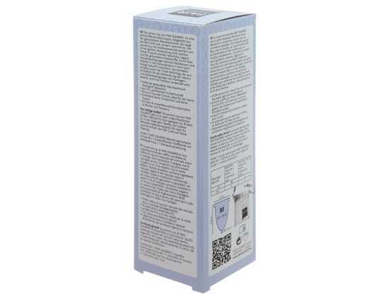 Achterkant van de Fair Squared Period Cup maat M verpakking; lichtblauwe doos met meertalige productinformatie, gebruiksaanwijzing, maat­tabel en certificeringslogo’s, inclusief QR-code.