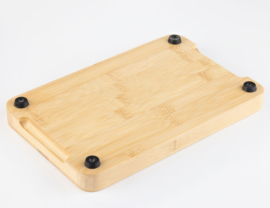 Onderkant van een Namture bamboe snijplank met vier antislip voetjes en afgeronde randen.