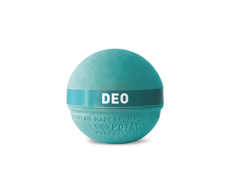 Ronde turquoise deodorantbal met composteerbare PolyPotato®-verpakking, voorzien van een band met het woord “DEO”.