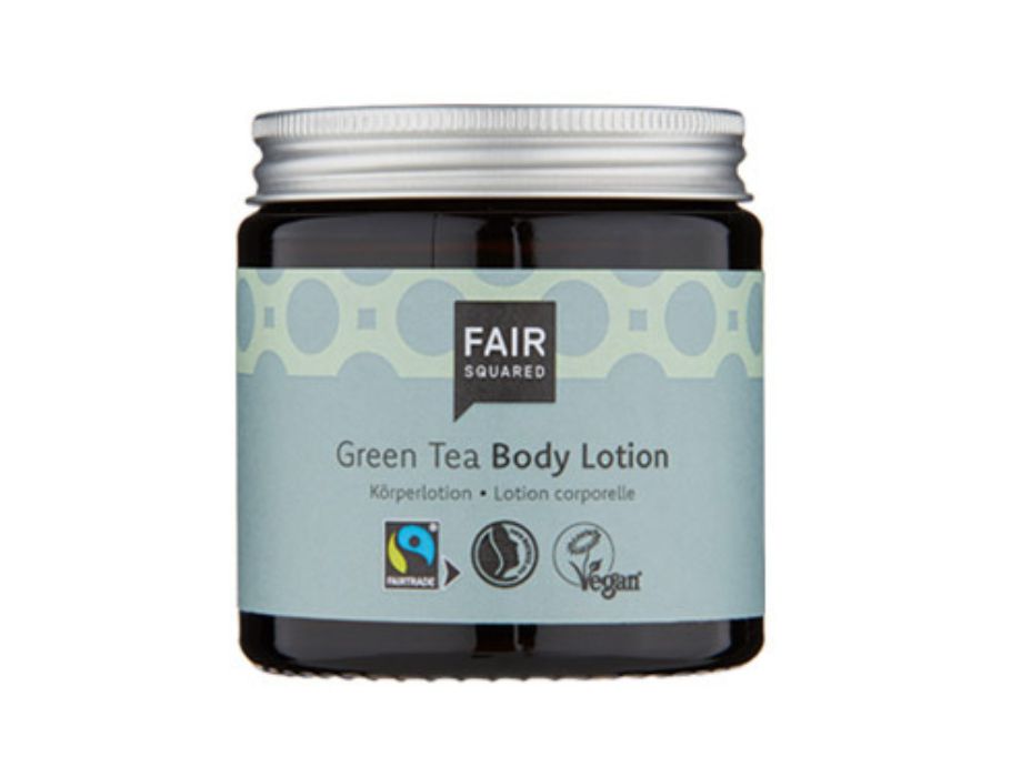 Fair Squared Green Tea Body Lotion in een donkerbruine glazen pot met zilverkleurige dop; hydraterende lichaamslotion met fairtrade groene thee, vegan en duurzaam verpakt.