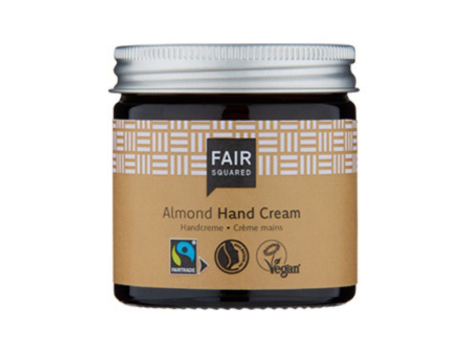 Fair Squared Almond Hand Cream in een donkerbruin glazen potje met zilveren schroefdop en beige etiket met wit grafisch patroon; fairtrade en vegan handcrème met amandel.
