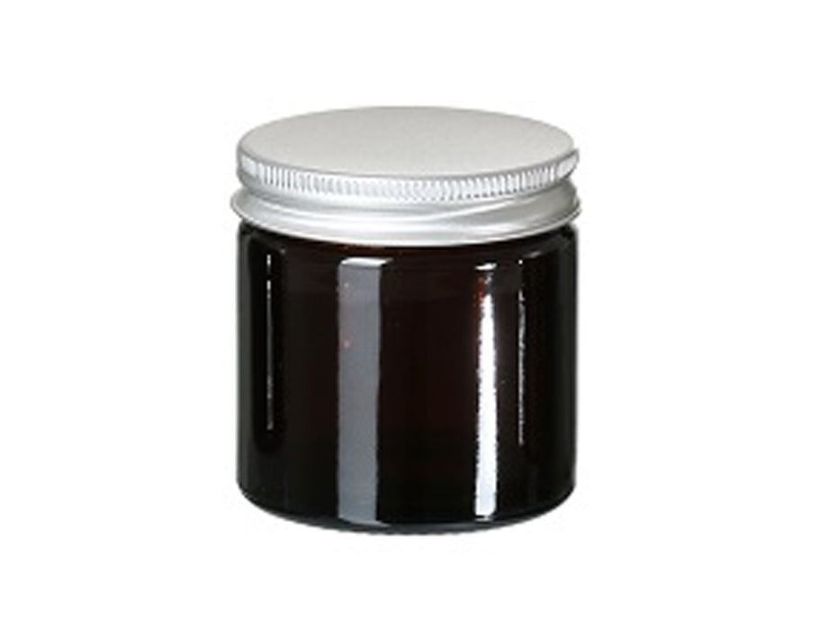 Leeg amberkleurig glazen potje met zilveren schroefdop, rechtopstaand op een witte achtergrond.