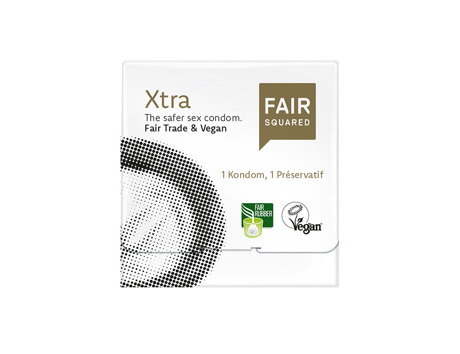 Fair Squared Xtra condoom in witte verpakking; fairtrade en vegan condoom, veilig en duurzaam geproduceerd, met subtiel zwart patroon op de voorkant.