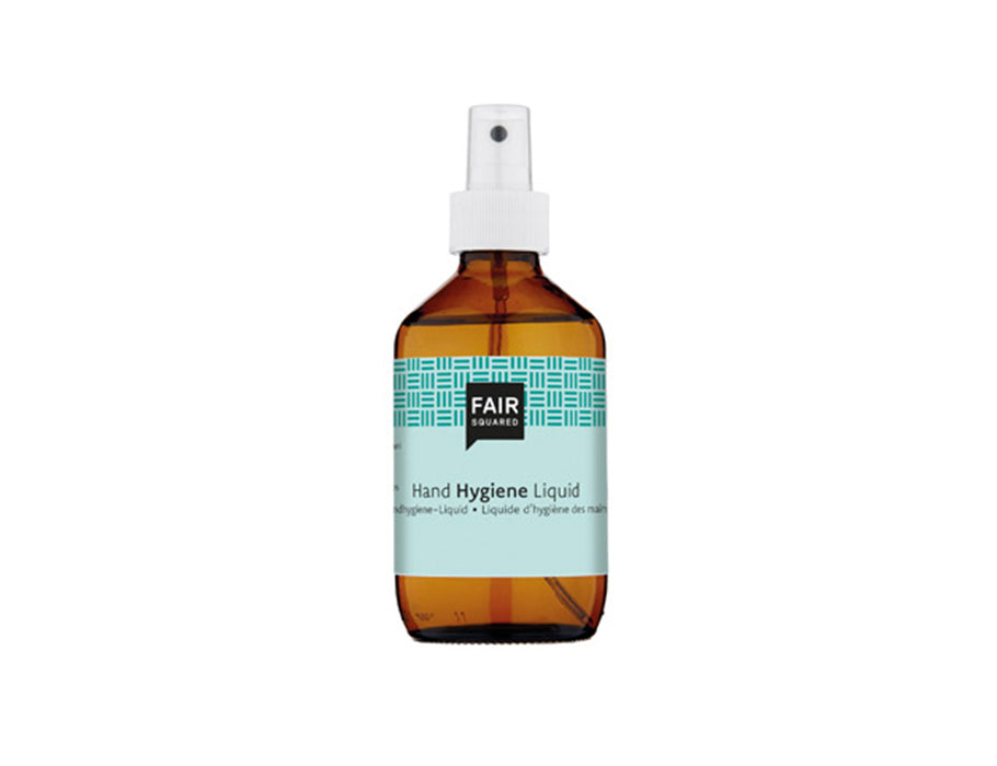Fair Squared Hand Hygiene Liquid in een amberkleurige sprayfles met een lichtblauwe etikette en geometrisch patroon; natuurlijke vloeibare handreiniger.