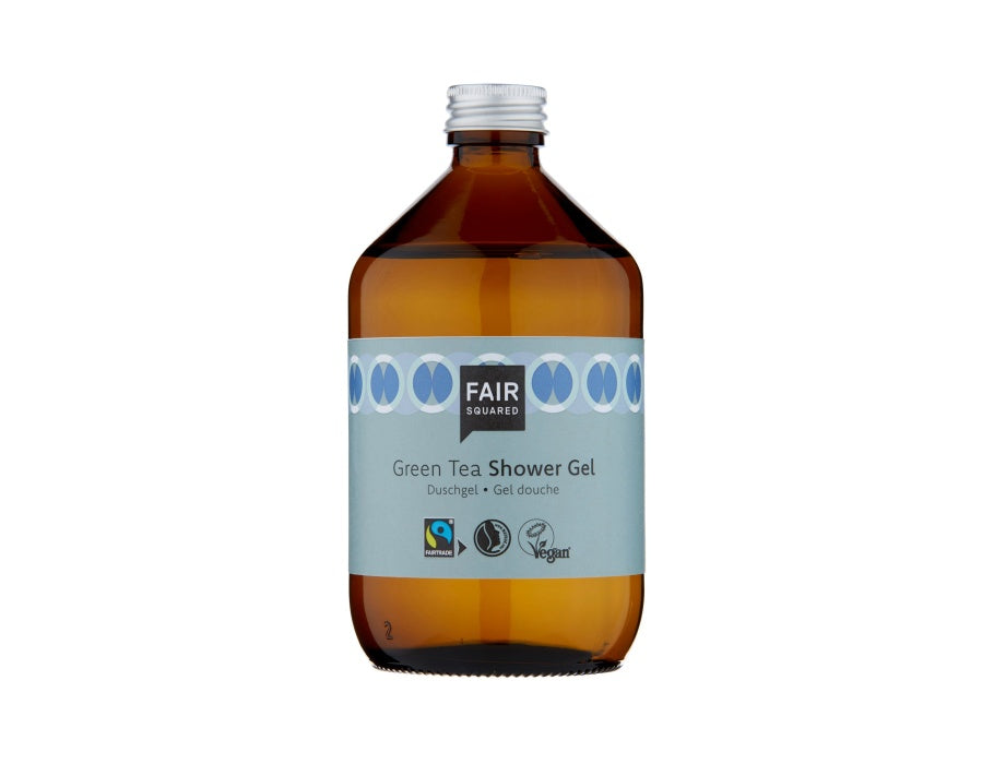 Fair Squared Green Tea Shower Gel in een amberkleurige glazen fles met zilveren dop en lichtblauw etiket; fairtrade en vegan douchegel met groene thee.