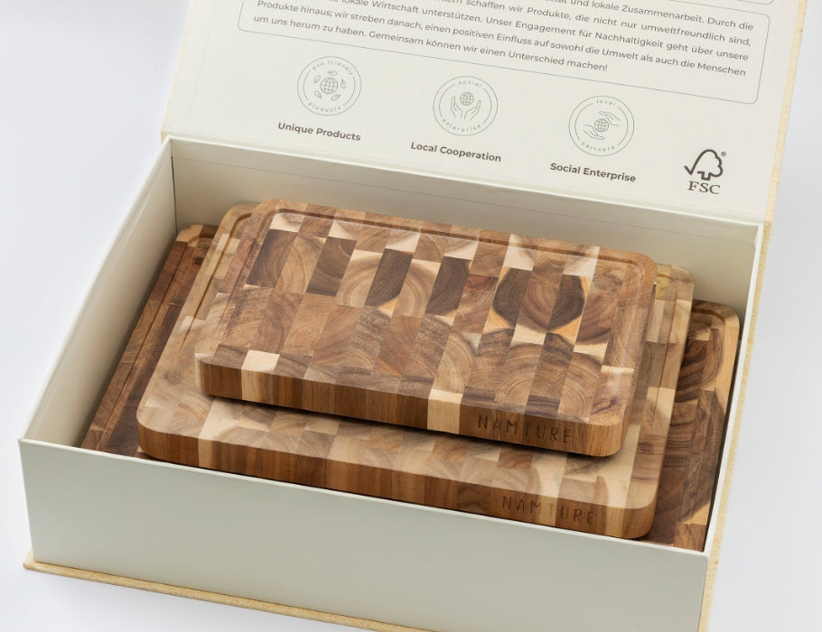 Acaciahouten snijplankenset van Namture in verschillende maten, netjes verpakt in een luxe cadeauverpakking met duurzaamheidsinformatie aan de binnenkant van het deksel.