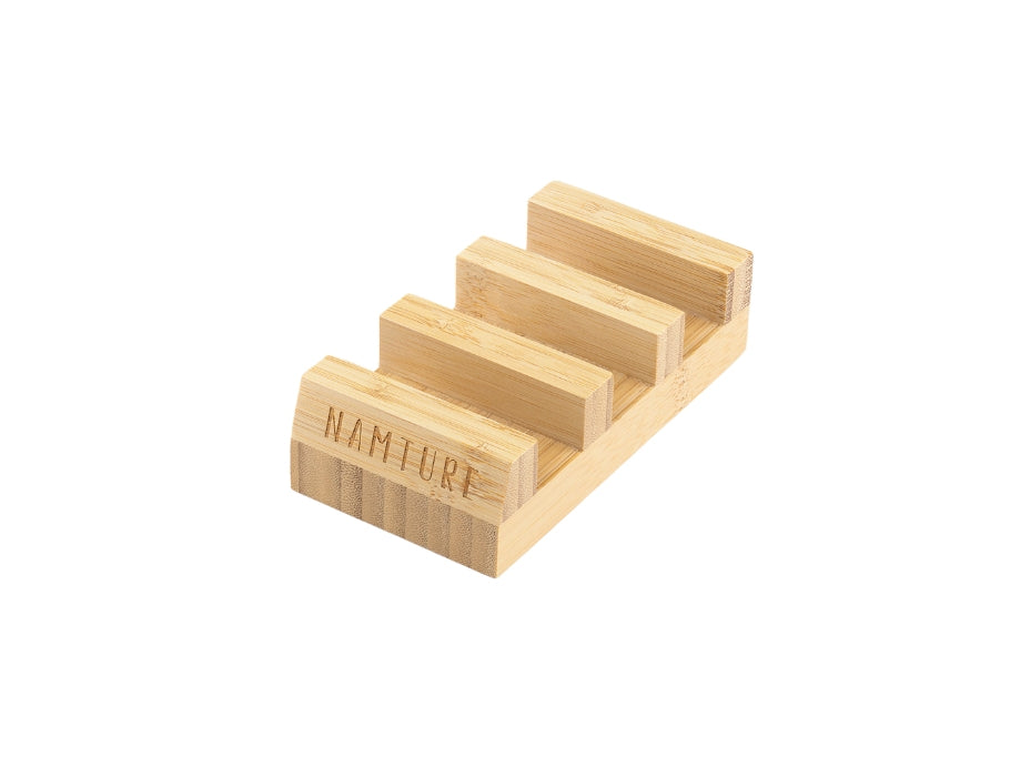 Bamboe houder van Namture met drie sleuven, ontworpen om de bamboe snijplankenset rechtop te plaatsen.