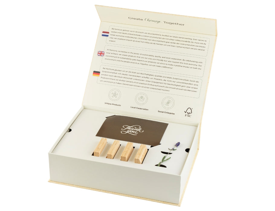 Bamboe snijplankenset van Namture in luxe geschenkdoos, getoond met open deksel waarin de duurzaamheidsinformatie staat weergegeven.