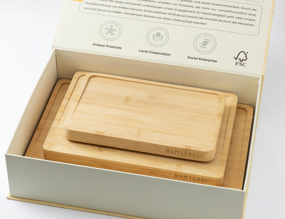 Bamboe snijplankenset van Namture in verschillende maten, netjes verpakt in een luxe cadeauverpakking met duurzaamheidsinformatie op de binnenkant van het deksel.