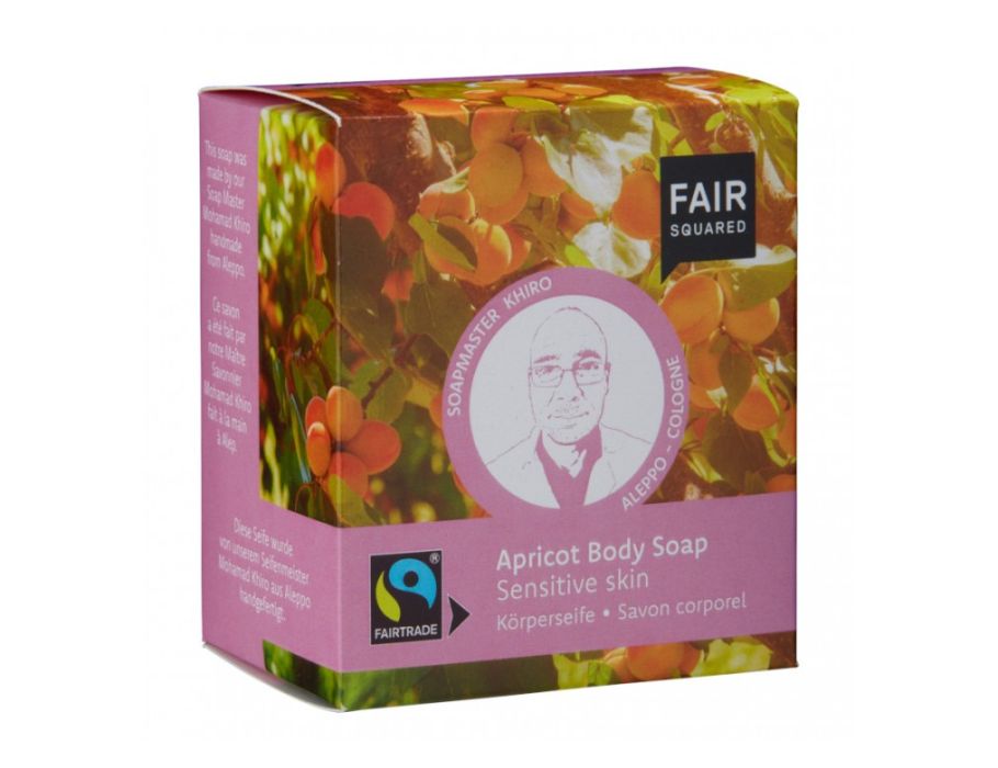 Fair Squared Apricot Body Soap in roze verpakking met abrikozenillustratie; voor gevoelige huid, fairtrade en handgemaakt door Soapmaster Khiro.