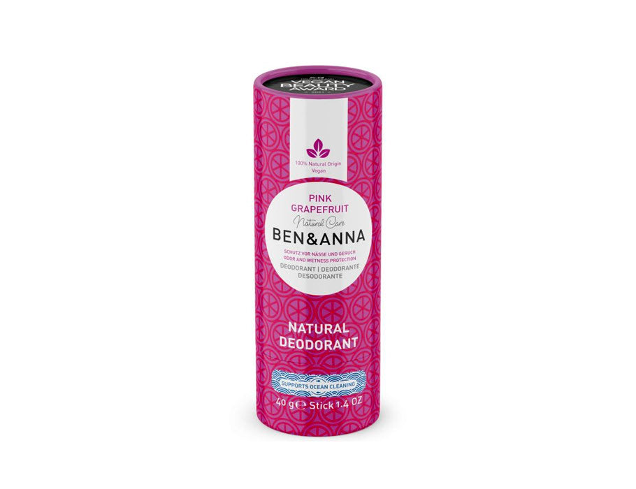 Ben & Anna Pink Grapefruit natuurlijke deodorantstick in felroze kartonnen verpakking met citruspatroon, vegan formule en ondersteuning voor ocean cleaning.