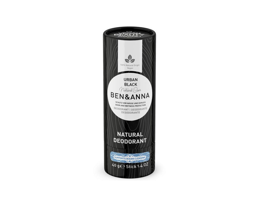 Ben & Anna Urban Black natuurlijke deodorantstick in een zwarte kartonnen verpakking met subtiel lijnpatroon; vegan, natuurlijk en langdurige geurbescherming.