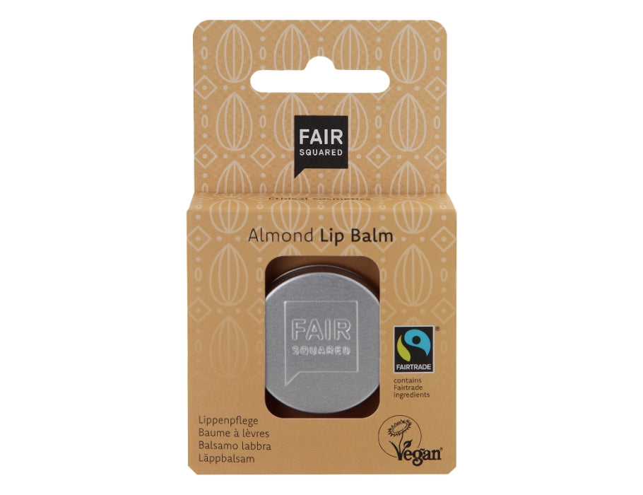 Fair Squared Almond Lip Balm in een zilverkleurig blikje, verpakt in een beige kartonnen doosje met amandelpatroon; Fairtrade en vegan gecertificeerd.