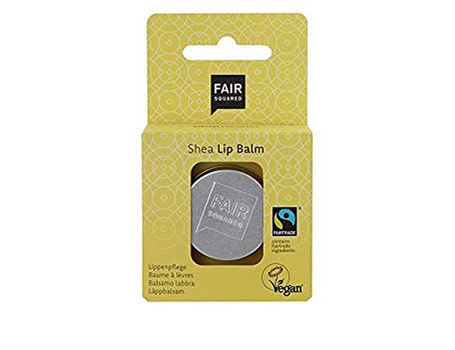 Fair Squared Shea Lip Balm in een zilverkleurig blikje, verpakt in een geel kartonnen doosje met sheapatroon; Fairtrade en vegan gecertificeerd.
