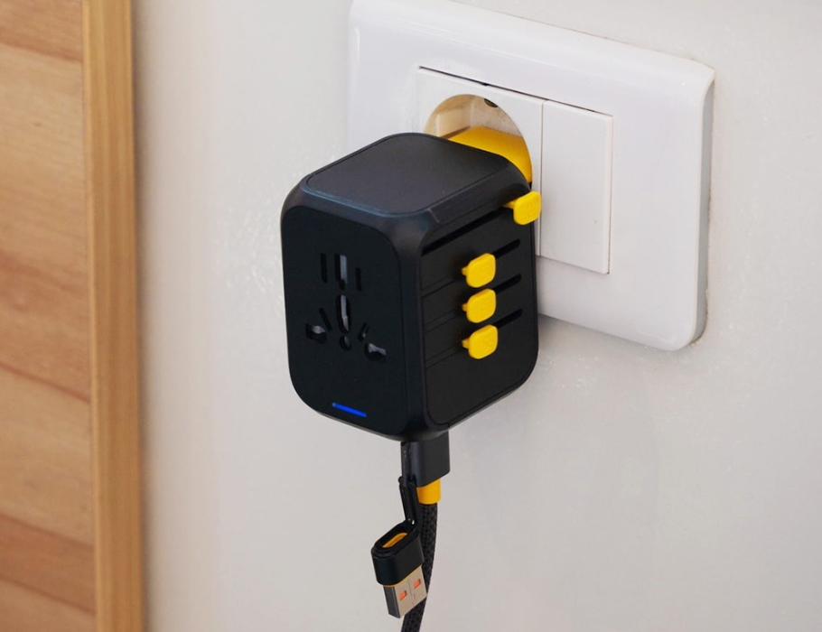 WakaWaka - Wereldstekker - 4 Uitgangen